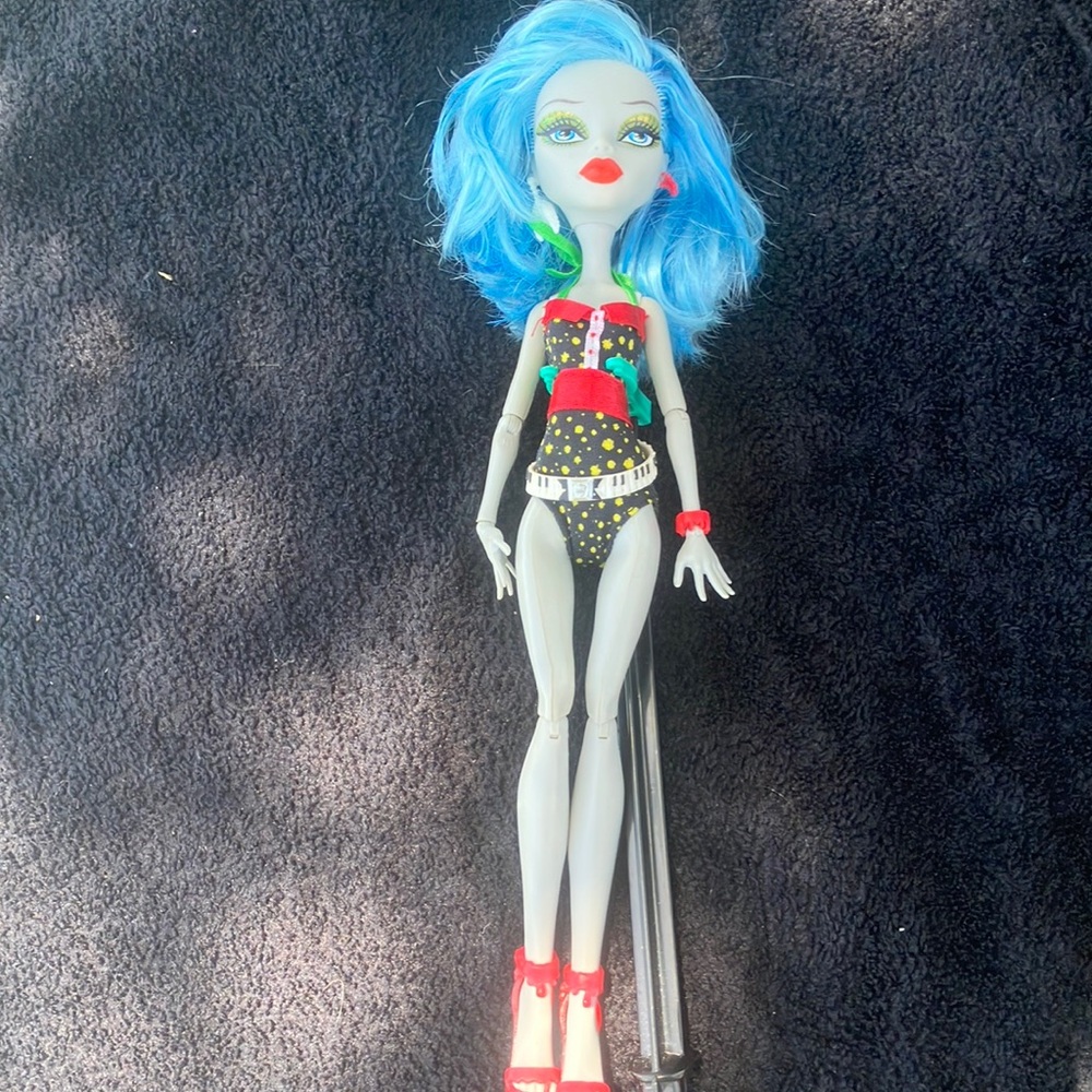 Vintage G1 Monster High, Ghoulia Yelps, doll from "Skull Shores".